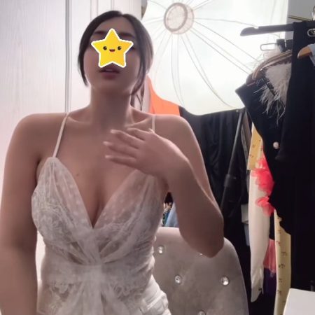 Hot girl “gây bão” MXH khi vừa bán hàng vừa kiêm luôn làm mẫu thử – clip chạm gần 2 triệu lượt xem!